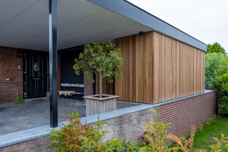 carport met houten fietsenberging